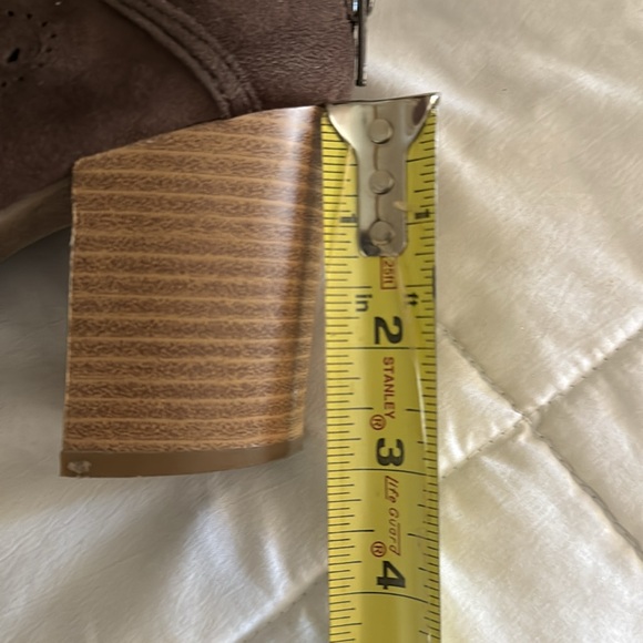 Ladies 9 med short ankle shoe w heel - Picture 2 of 6